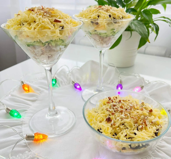Красивый и вкусный салат - идеальное дополнение любому новогоднему столу