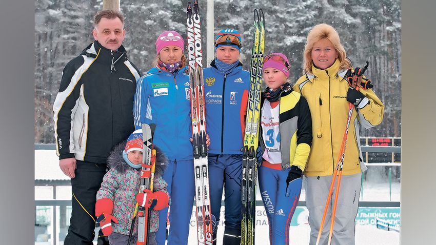 Анфиса с дочками и бывшим мужем Леонидом Резцовым. Фото: личный архив