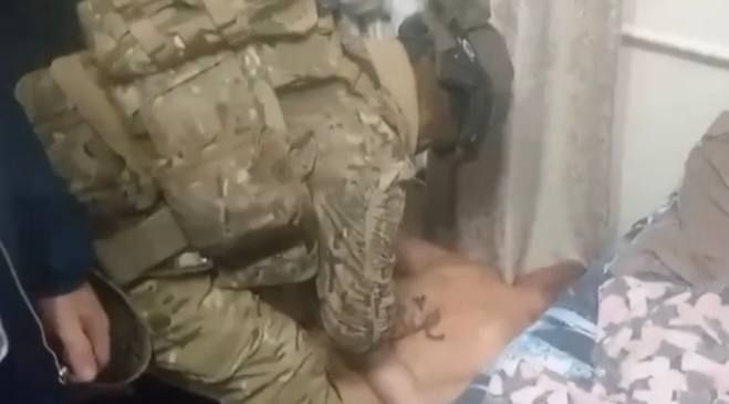 В Новосибирске пьяный неадекват взял в заложники сожительницу с тремя детьми. Фото: @t.me/mash_siberia
