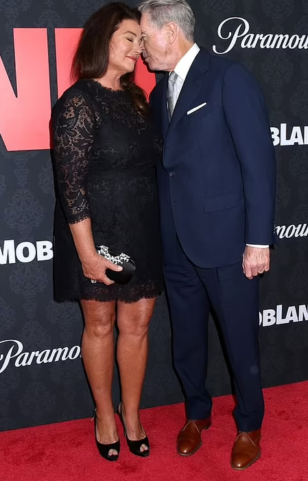 Пирс Броснан с Кили Шей Смит в 2013 году. ФОТО: соцсети