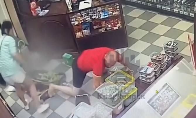 В Красноярске горе-батя упал на коляску с ребенком, а после избил жену в алкомаркете. Фото: @t.me/kras_mash