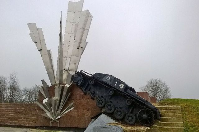 На месте гибели сапёров установили монумент "Взрыв". Фото: "Жизнь"