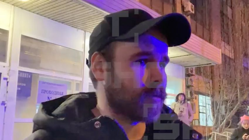 Работник квеста, помогавший пожарным спасать людей. Фото: @shot_shot