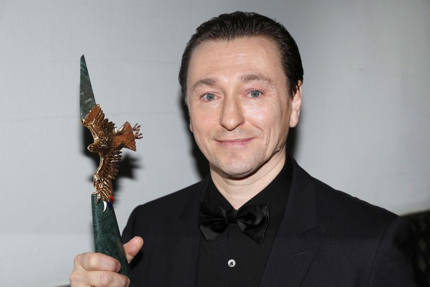 51-летний Сергей Безруков разбил бутылку о собственную голову в школе у дочери. Фото: legion-media.com