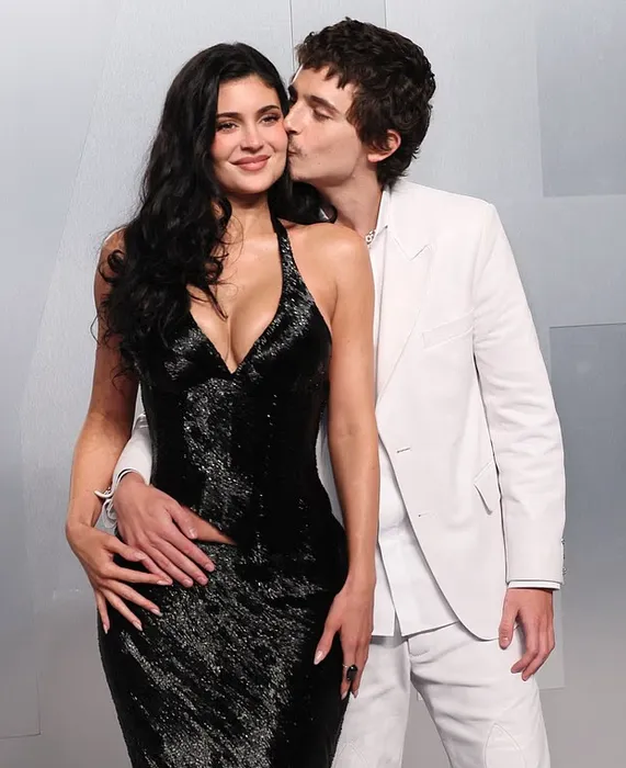 На вечеринку Тимоти отправился в чем был и ранее, а вот Кайле сменила наряд на откровенно-черный. ФОТО: соцсети