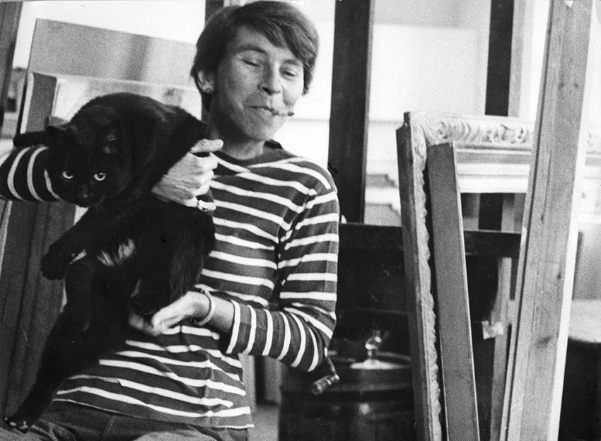 Туве Янссон с кошкой Псипсиной в своей студии. Фото: tovejansson.com