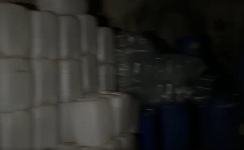 В одном из гаражей обнаружили огромное количество тары для бормотухи. ФОТО: https://t.me/shot_shot