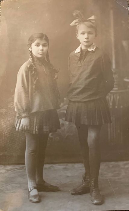 Нина с подружкой. Фото: личный архив Нины Стешенко