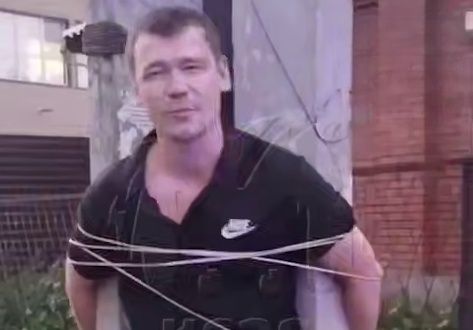 В Красноярске родители сами поймали и связали неадеквата, домогавшегося детей. Фото: t.me/kras_mash