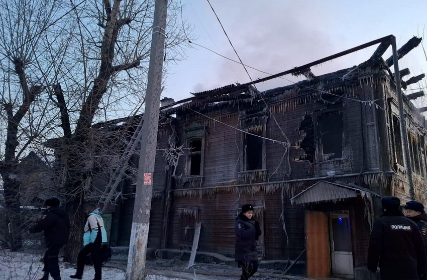 В Чите сгорела 150-летняя усадьба, пожарные нашли в ней тело мужчины. Фото: t.me/babr_mash