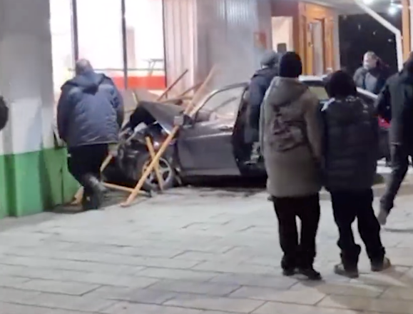 Машина выскочила на тротуар, снесла людей и протаранила здание. ФОТО: t.me/url_mash