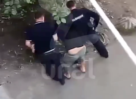 В Екатеринбурге скрутили извращенца, который пытался затащить в свое авто 13-летнюю девочку. Фото: @ural_mash