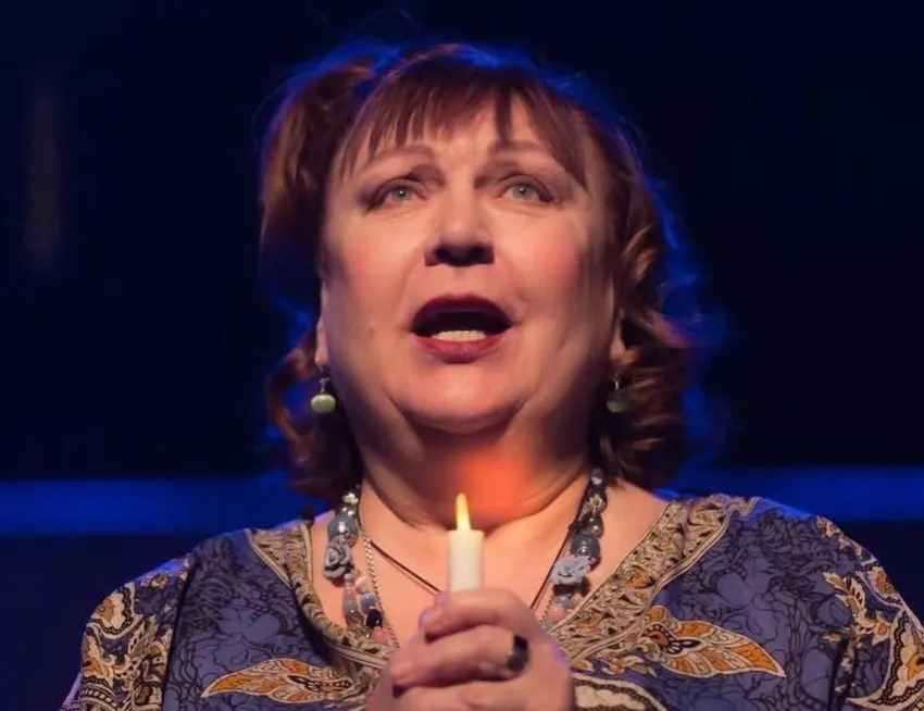 Звезда "Сватов" Кравченко сбежала из больницы с травмой ради новогодних спектаклей. Фото: @breakingmash