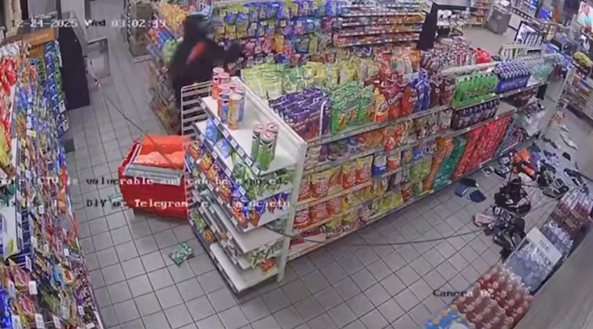 В США воры вытащили из магазина банкомат, привязали к авто и потеряли по дороге. Фото: соцсети