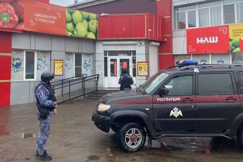 В Бурятии поймали 16-летнего "Робин Гуда", который украл 30 банок тушенки. Фото: t.me/babr_mash