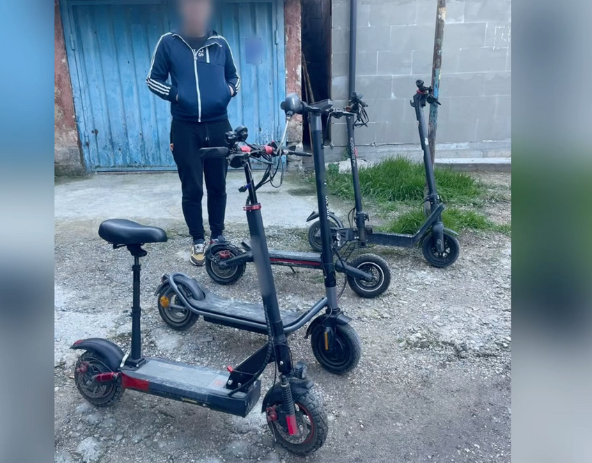 В Симферополе серийный воришка угнал электросамокаты на 140 тысяч рублей. Фото: @mash_na_volne