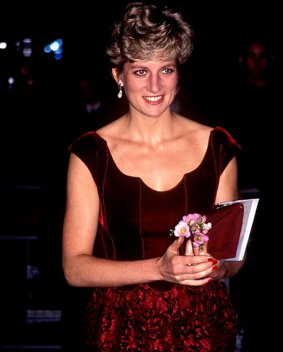 Бархатный корсетный лиф элегантно контрастировал с полупрозрачной кружевной юбкой. Это был вызов королевскому двору. ФОТО: соцсети