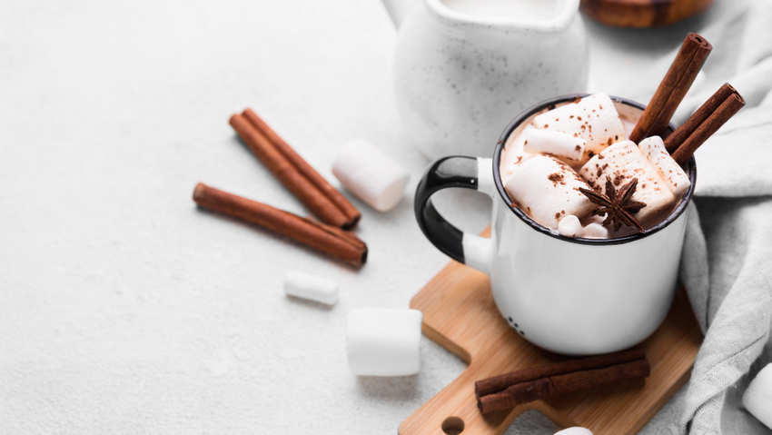 Напитки на новогодний стол в 2026 году. Фото: freepik.com