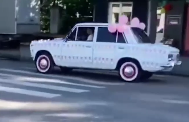 В Дагестане мужчина забрал жену из роддома на авто, украшенном деньгами и шарами. Фото: t.me/mash_gor