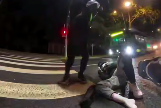 В Москве пьяный инструктор по вождению сбил мотоциклистов, стоявших на светофоре. Фото: t.me/bazabazon