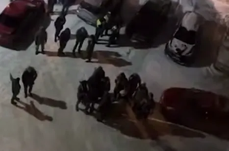 В Иркутске мужчина, избивавший жену и сына, взял в заложники и убил ее подругу. Фото: t.me/babr_mash