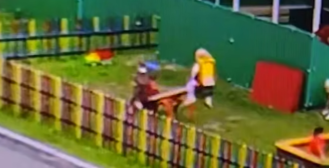 В детсаду Омска девочку скинули с качелей и она сломала руку в двух местах. Фото: t.me/mash_siberia