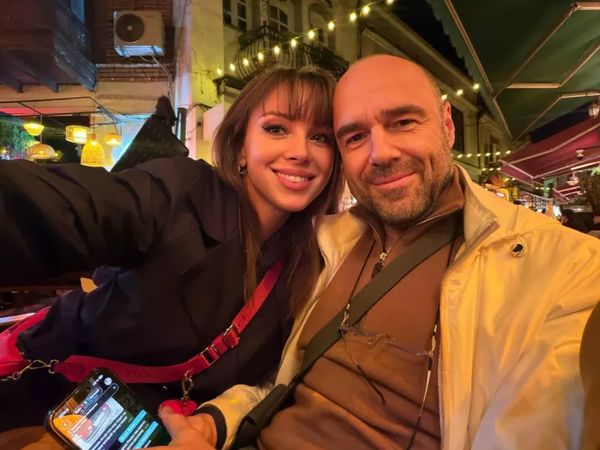 Полина Диброва запаслась браслетами от сглаза и поехала отдыхать с Товстиком. Фото: соцсети