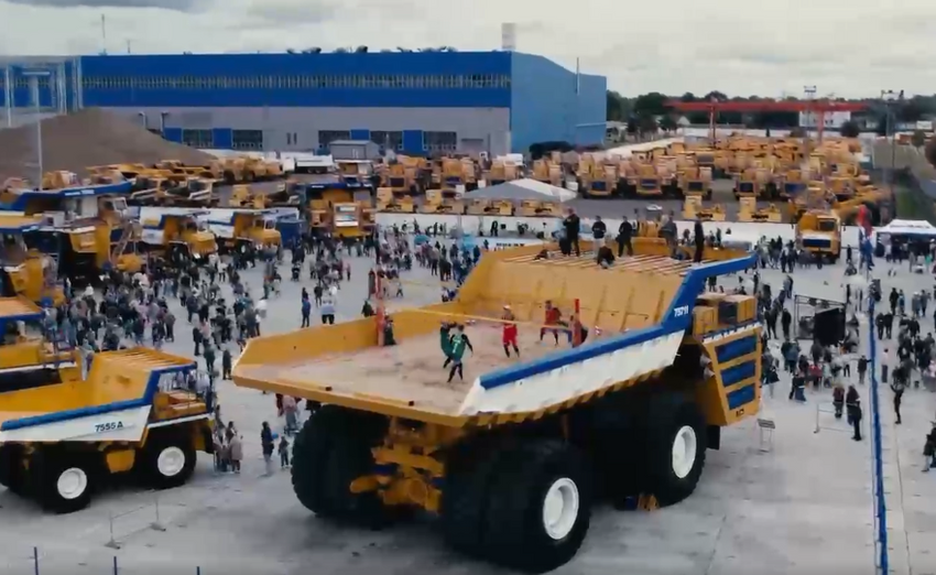 В кузове этого БелАЗа помещается 450 тыс тонн груза. ФОТО: t.me/obyasnayemrf