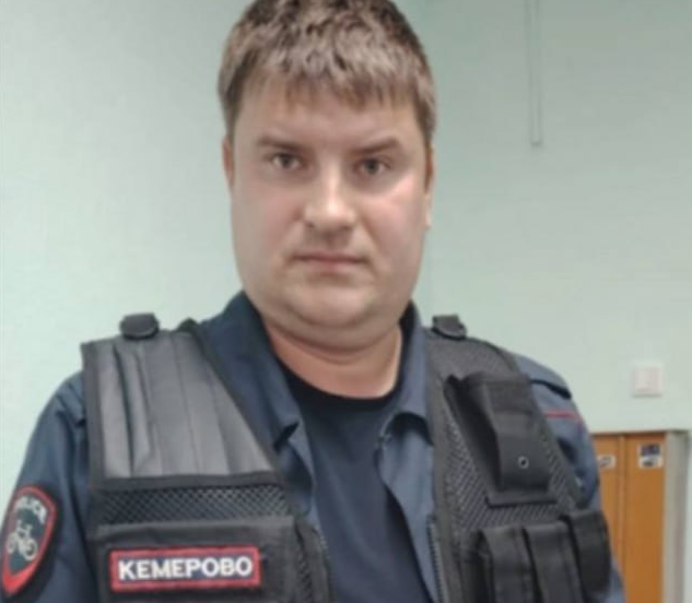 В Кемерово автослесарь оделся полицейским, чтобы ловить лихачей на самокатах. Фото: @breakingmash