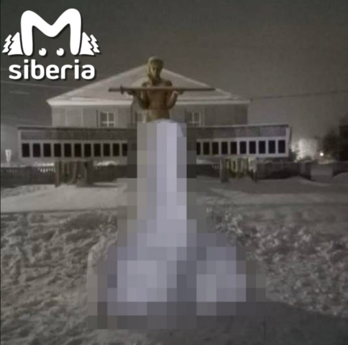Снежное изваяние недолго красовалось у памятника погибшим воинам. Фото: @t.me/mash_siberia