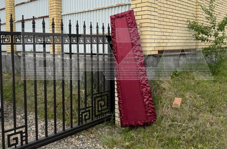 В Ивановской области псих сжег машину своей бывшей и привез ей крышку от гроба. Фото: t.me/bazabazon