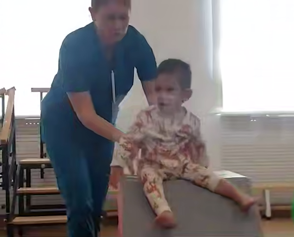 Малыша, которому неадекват разбил голову в Шереметьево, выписали из больницы. Фото: t.me/shot_shot