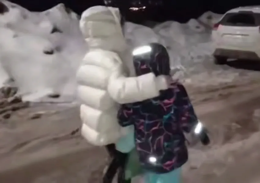 Видео спасения похищенной в Смоленске 9-летней Саши из квартиры похитителя. Фото: соцсети