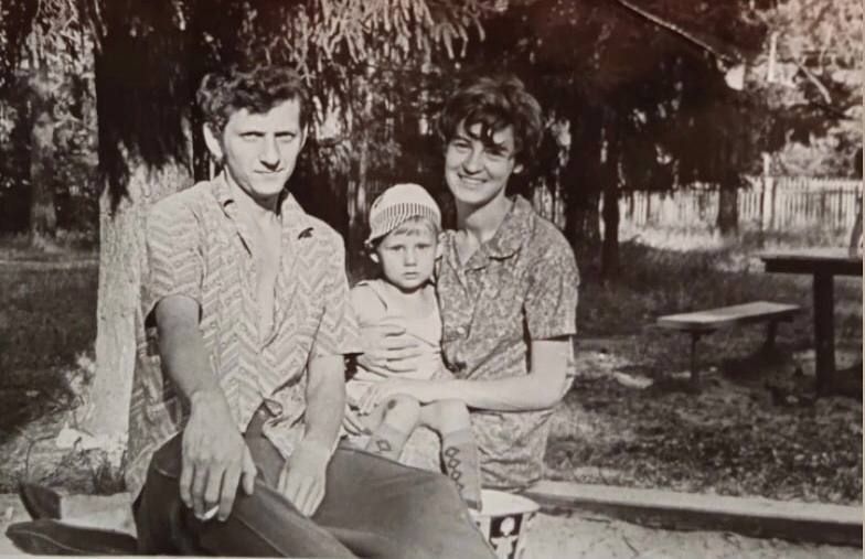 Павел с родителями. Фото: личный архив