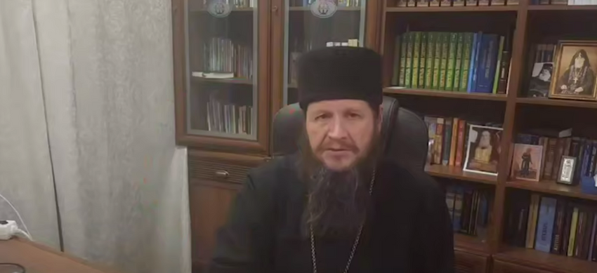 В Сибири во дворе батюшки завелись призраки, их засняла камера наблюдения. Фото: t.me/mash_siberia