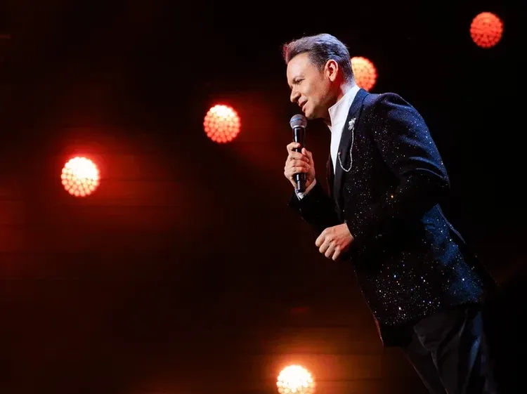 Александра Олешко исполняет свой хит «Я так люблю». ФОТО: «Дорожное радио»