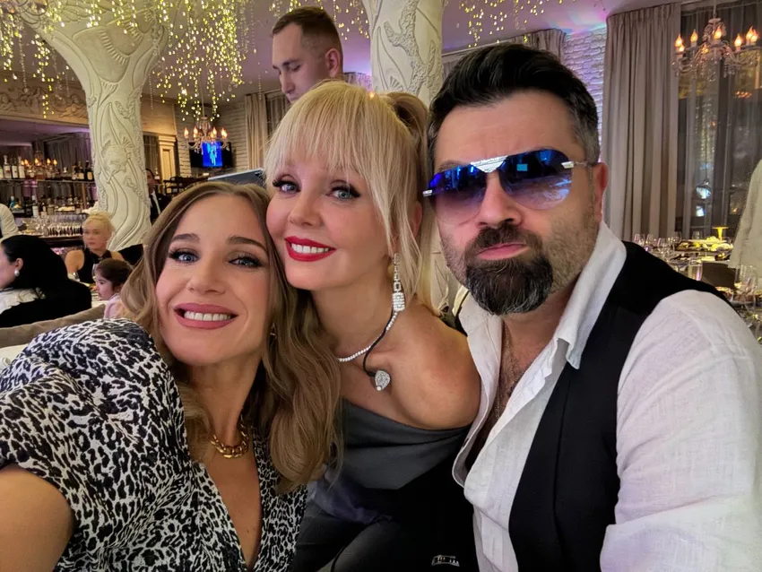Юлия Ковальчук и Алексей Чумаков на дне рождения у Валерии. ФОТО: t.me/juliakovalchuk82