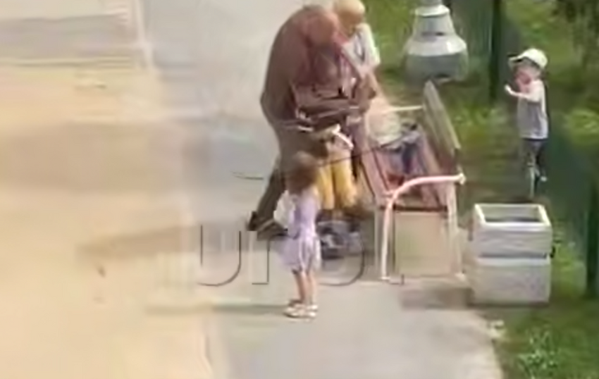 В Екатеринбурге отец избил пенсионерку за то, что она отобрала у его сына кепку. Фото: t.me/url_mash