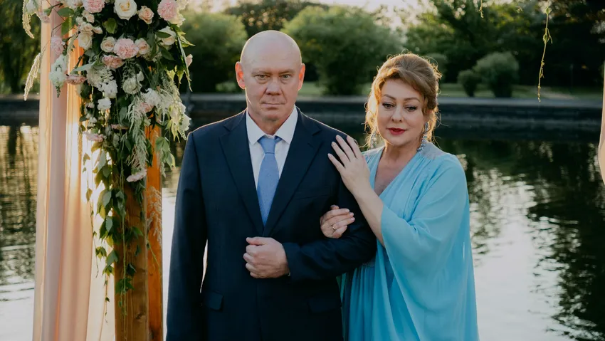 Виталий Хаев и Мария Аронова сыграли главные роли в сериале «Праздники». Фото: кадр из фильма