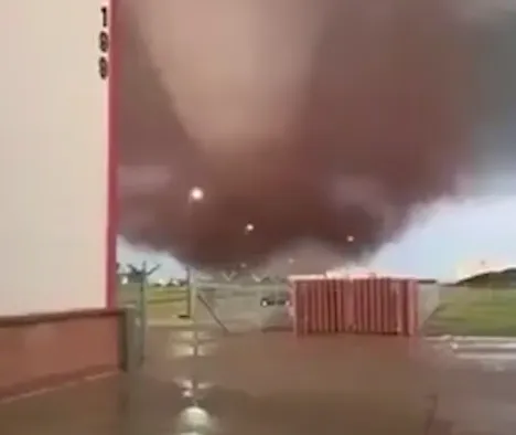 В США сильнейший торнадо сравнял с землей целый город, 10 человек пострадали. Фото: t.me/shot_shot