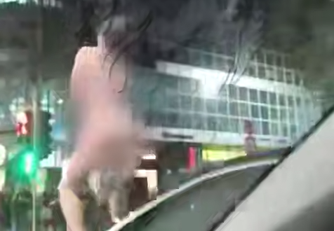 В центре Краснодара голая женщина забралась на капот машины и устроила шоу. Фото: t.me/kub_mash