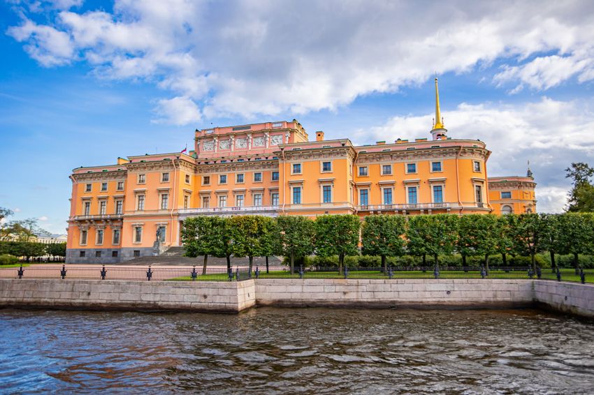 Михайловский замок - это единственное строение, выполненное в стиле романтического классицизма, так называемый замок на воде. Фото: Лицензионный фотобанк СПб ГБУ "ГТИБ"