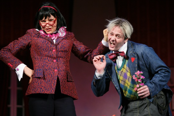 Людмила Артемьева и Эдуард Радзюкевич в спектакле «Карлсон, который живет на крыше». ФОТО: kino-teatr.ru