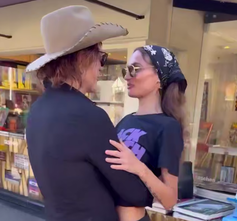 72-летний Микки Рурк встретился с Аленой Водонаевой и облапал ее. Фото: t.me/neopra_blin