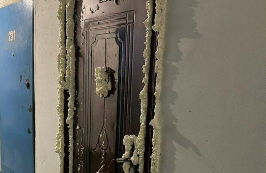 В Кемерово жильцы дома запенили бесхозную квартиру, чтобы к ним не шли тараканы. Фото: t.me/mash_siberia