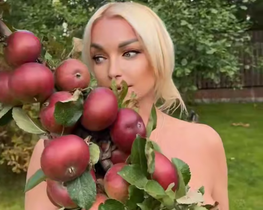 Волочкова снялась обнаженной на фоне «райских кущ». Фото: Instagram (запрещен в РФ) / @volochkova_art