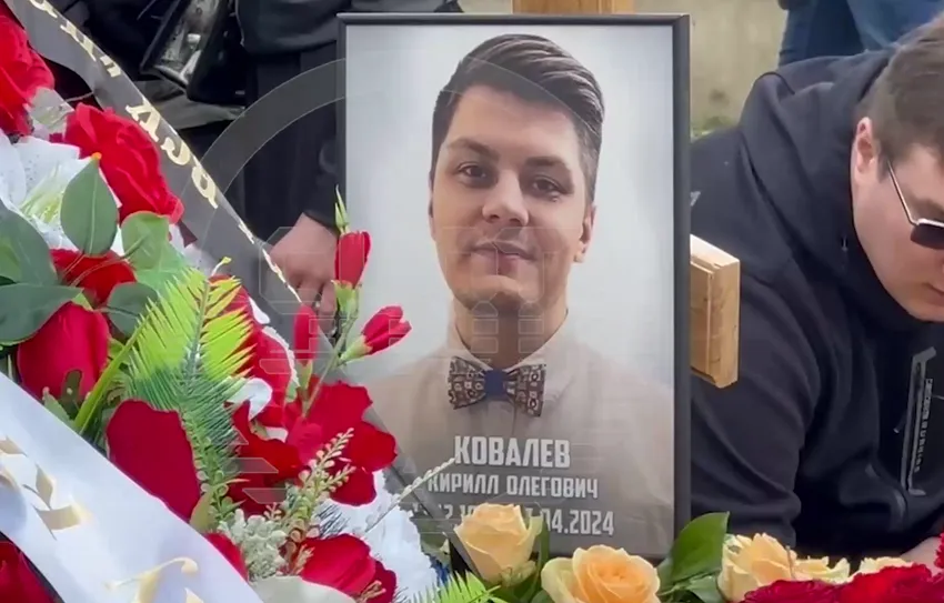 Убитого в Москве байкера похоронили в белом гробу. Фото: t.me/shot_shot