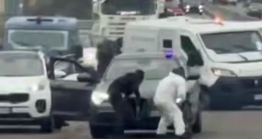 В Италии на трассе 8 мафиози преследовали и подорвали фургон инкассаторов. Фото: t.me/shot_shot