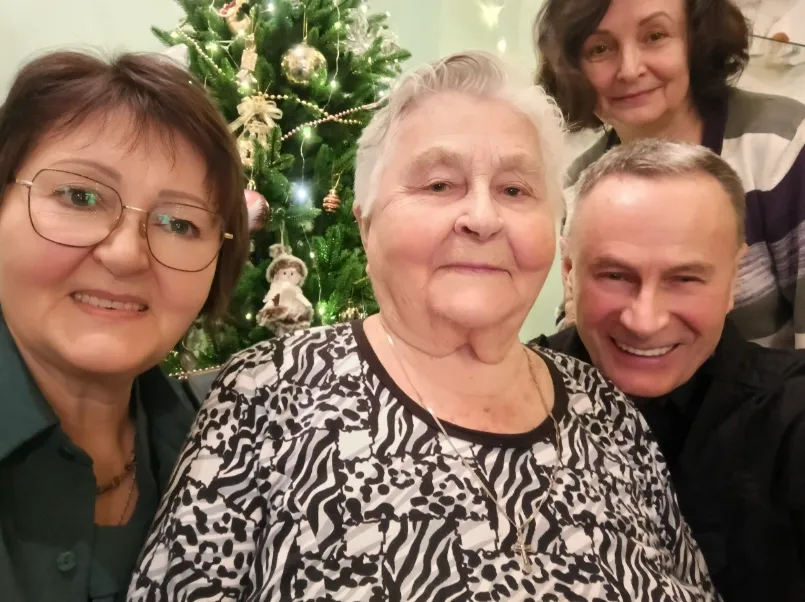 Сергей Холмогоров с мамой, сестрой и супругой в наши дни. ФОТО из личного архива