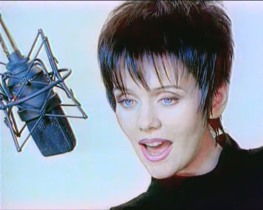 Кадр из клипа на песню "Самолёт", 1995 год
